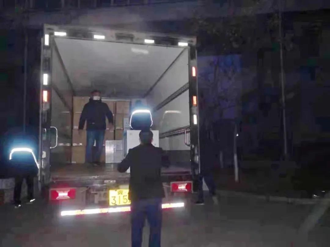 這樣深夜連續(xù)作業(yè)，已堅持了多日